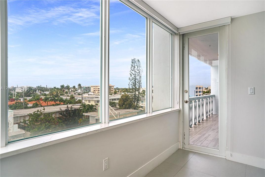 Active With Contract: $2,900 (2 beds, 2 baths, 1115 Square Feet)