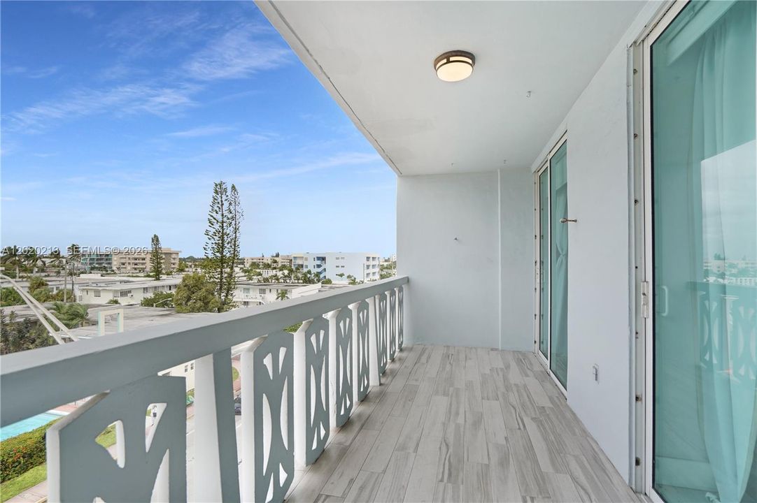 Active With Contract: $2,900 (2 beds, 2 baths, 1115 Square Feet)