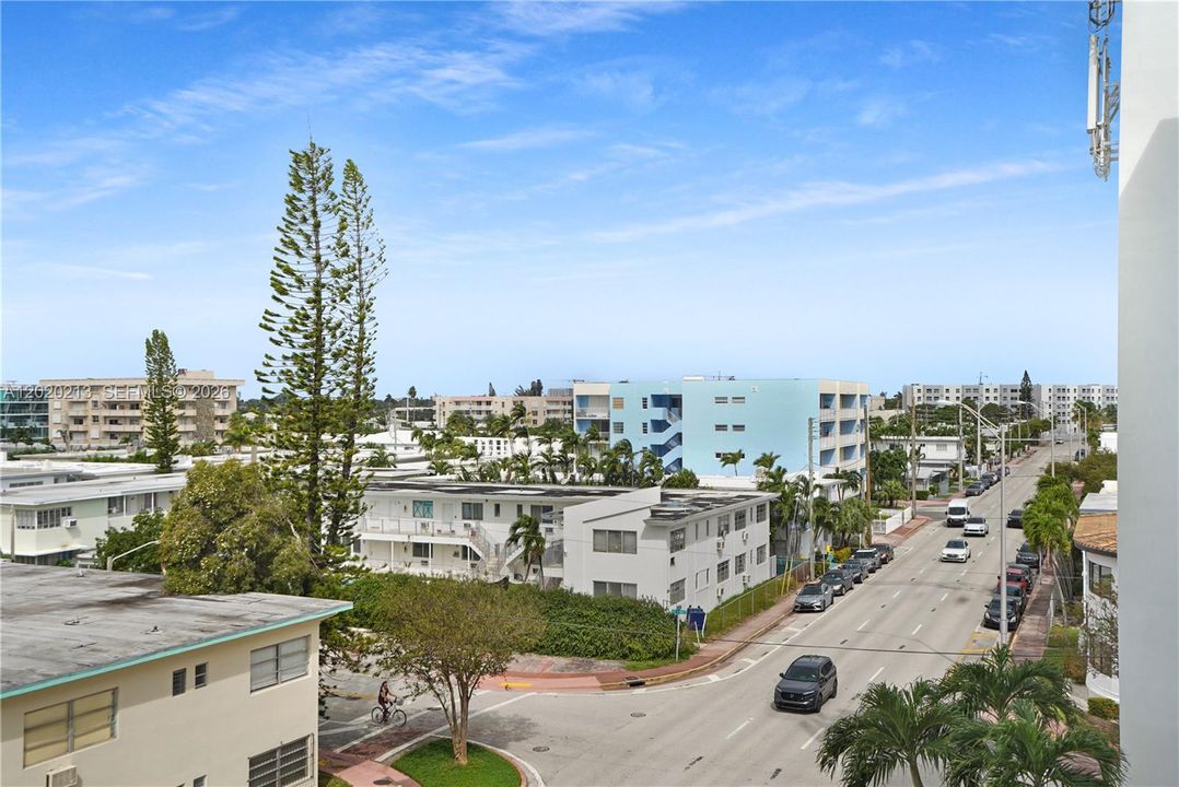 Active With Contract: $2,900 (2 beds, 2 baths, 1115 Square Feet)