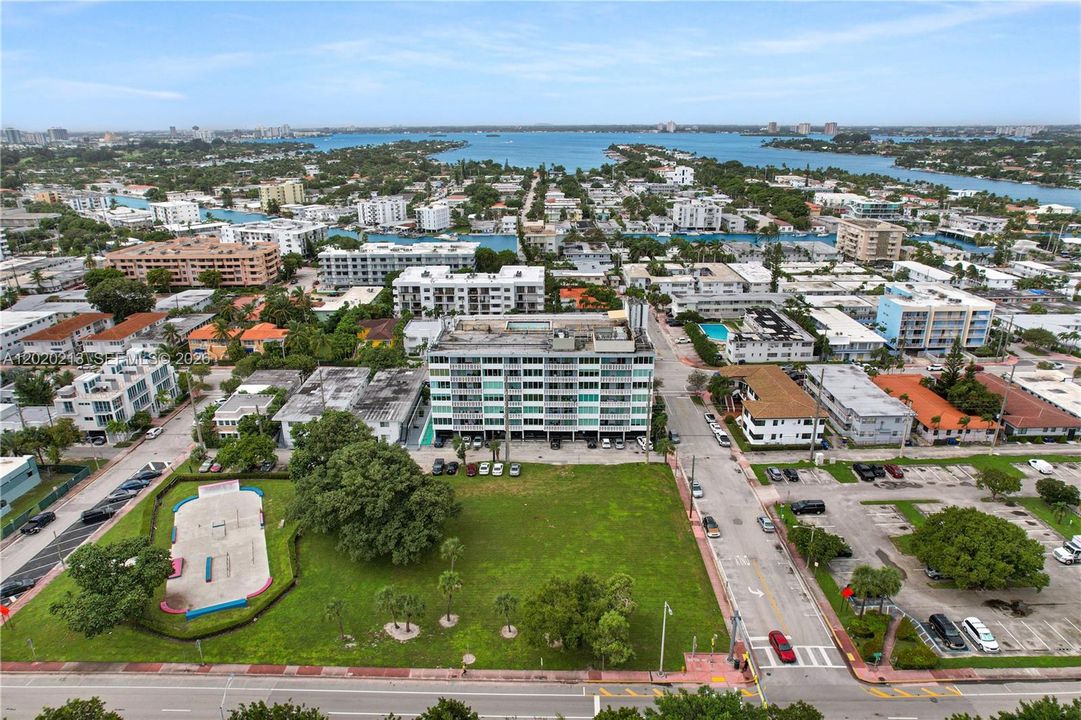 Active With Contract: $2,900 (2 beds, 2 baths, 1115 Square Feet)