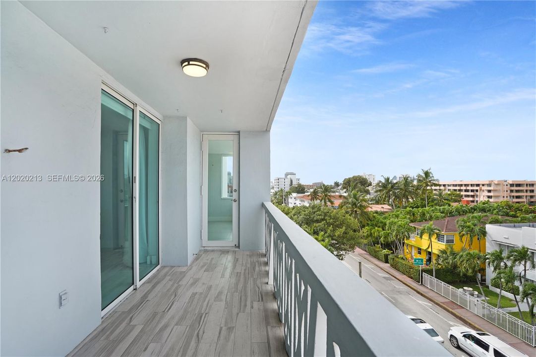 Active With Contract: $2,900 (2 beds, 2 baths, 1115 Square Feet)