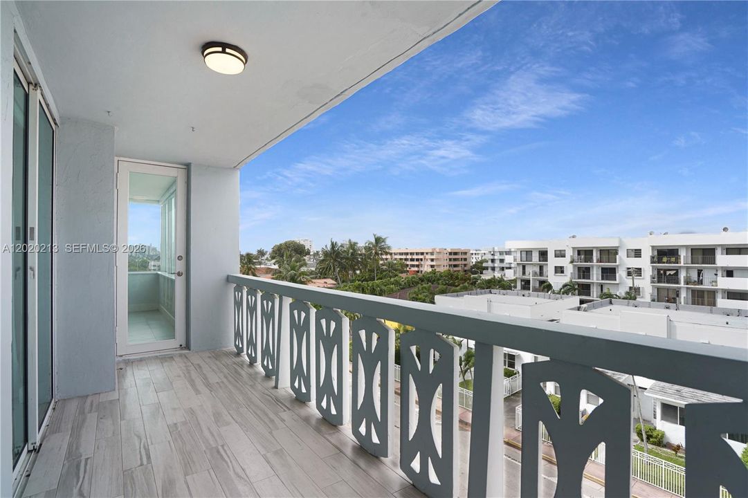 Active With Contract: $2,900 (2 beds, 2 baths, 1115 Square Feet)