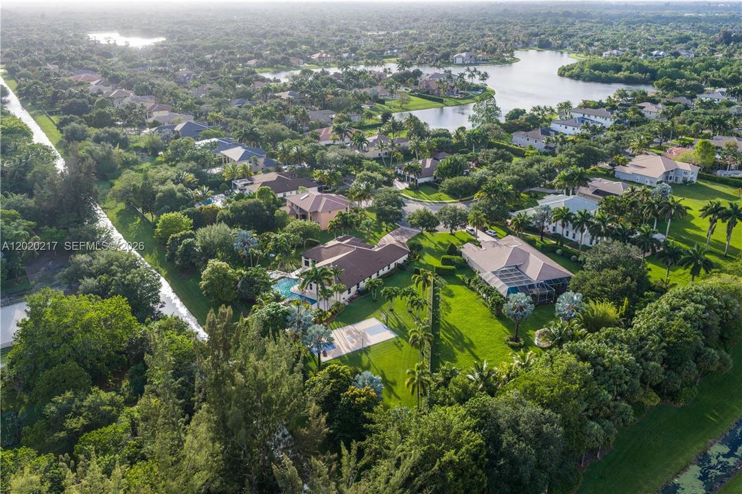 For Sale: $2,995,000 (5 beds, 4 baths, 4592 Square Feet)