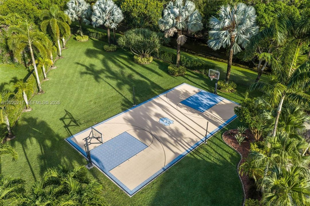 For Sale: $2,995,000 (5 beds, 4 baths, 4592 Square Feet)