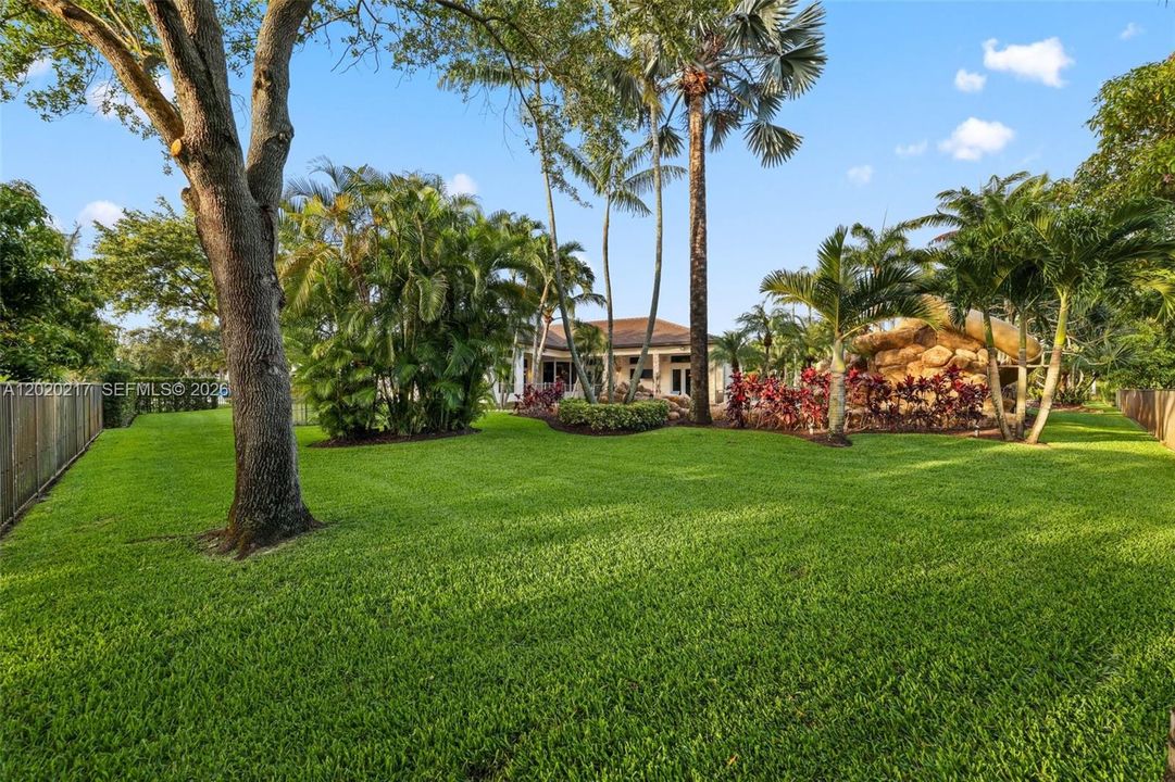 For Sale: $2,995,000 (5 beds, 4 baths, 4592 Square Feet)