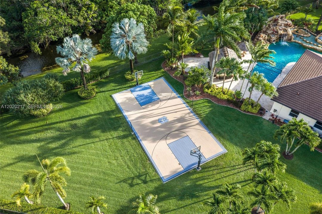 For Sale: $2,995,000 (5 beds, 4 baths, 4592 Square Feet)