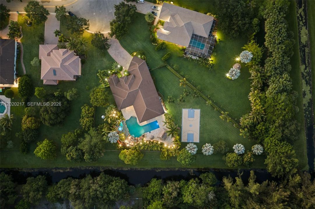 For Sale: $2,995,000 (5 beds, 4 baths, 4592 Square Feet)