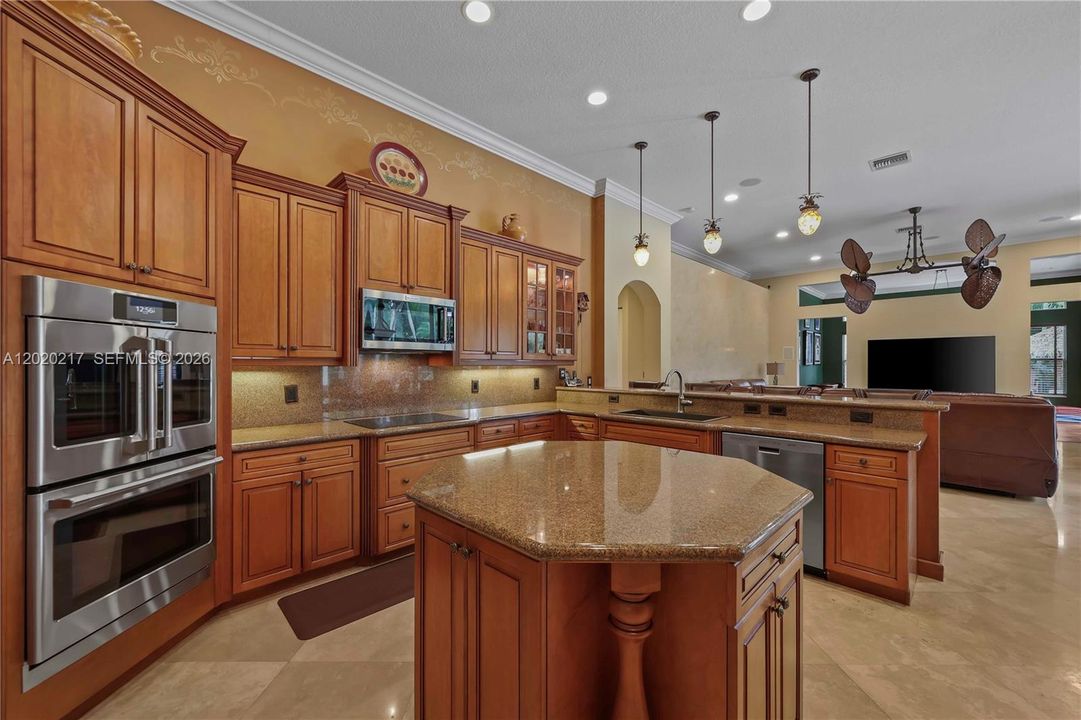 For Sale: $2,995,000 (5 beds, 4 baths, 4592 Square Feet)