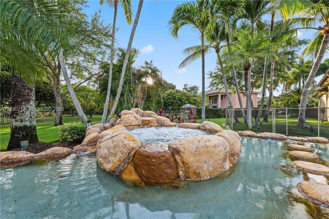 For Sale: $2,995,000 (5 beds, 4 baths, 4592 Square Feet)