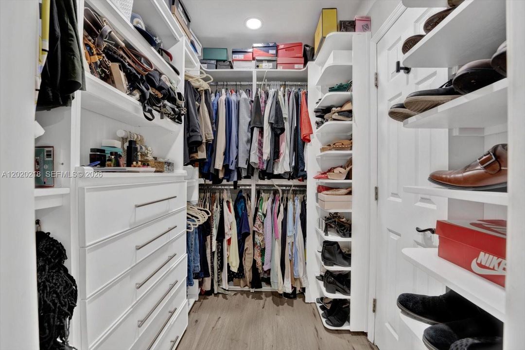 Activo con contrato: $700,000 (3 camas, 3 baños, 2595 Pies cuadrados)