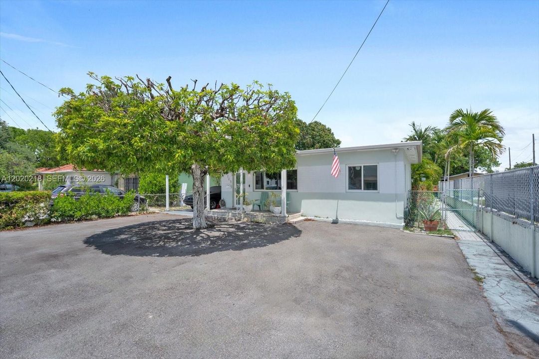 Activo con contrato: $700,000 (3 camas, 3 baños, 2595 Pies cuadrados)