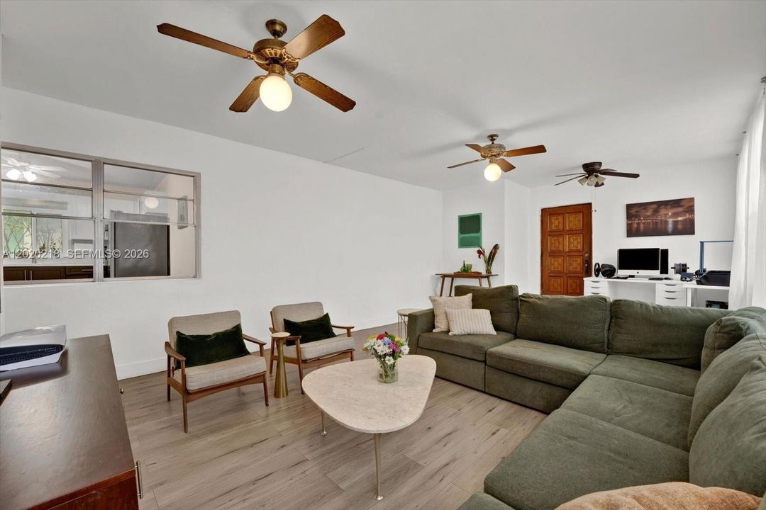 Activo con contrato: $700,000 (3 camas, 3 baños, 2595 Pies cuadrados)