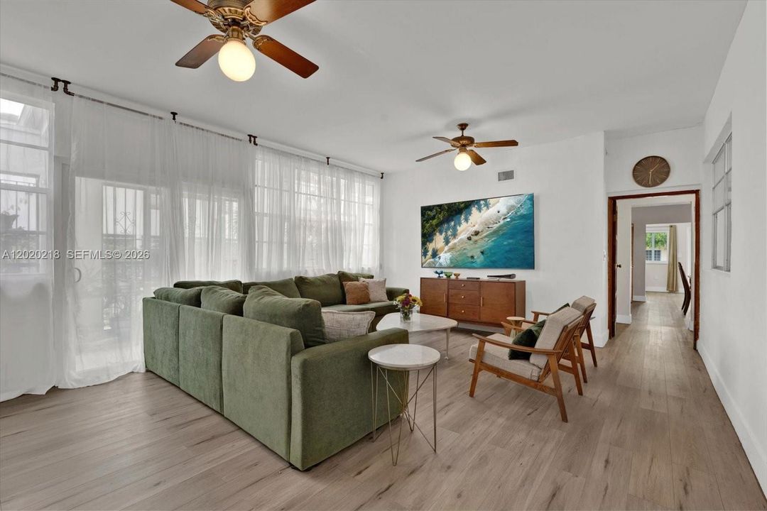 Activo con contrato: $700,000 (3 camas, 3 baños, 2595 Pies cuadrados)