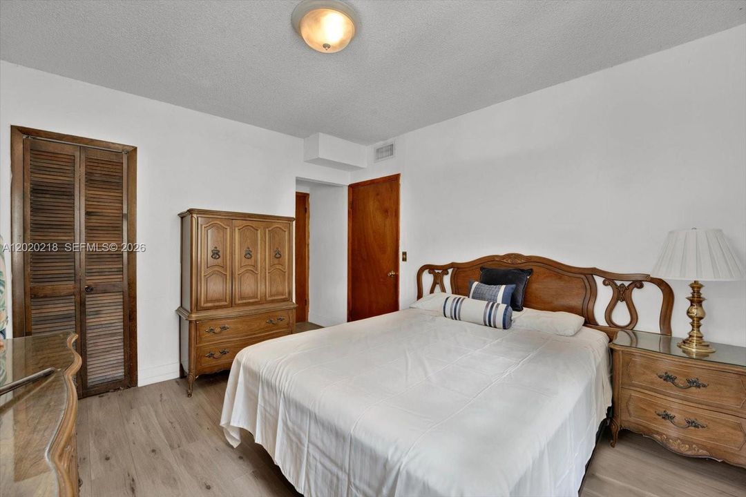 Activo con contrato: $700,000 (3 camas, 3 baños, 2595 Pies cuadrados)
