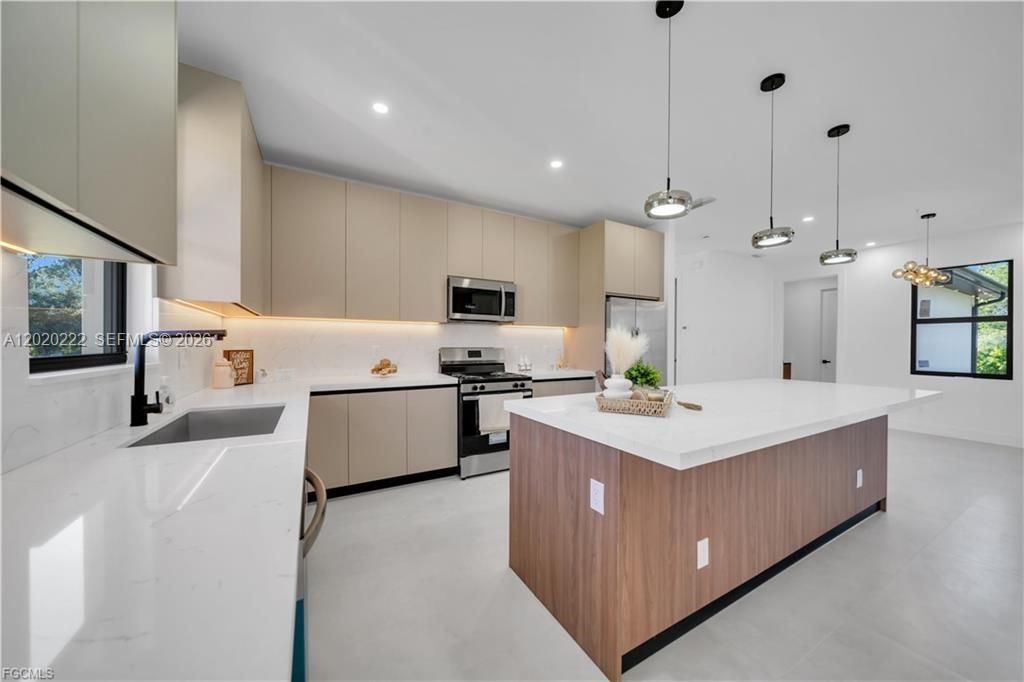 En Venta: $389,900 (4 camas, 3 baños, 1778 Pies cuadrados)