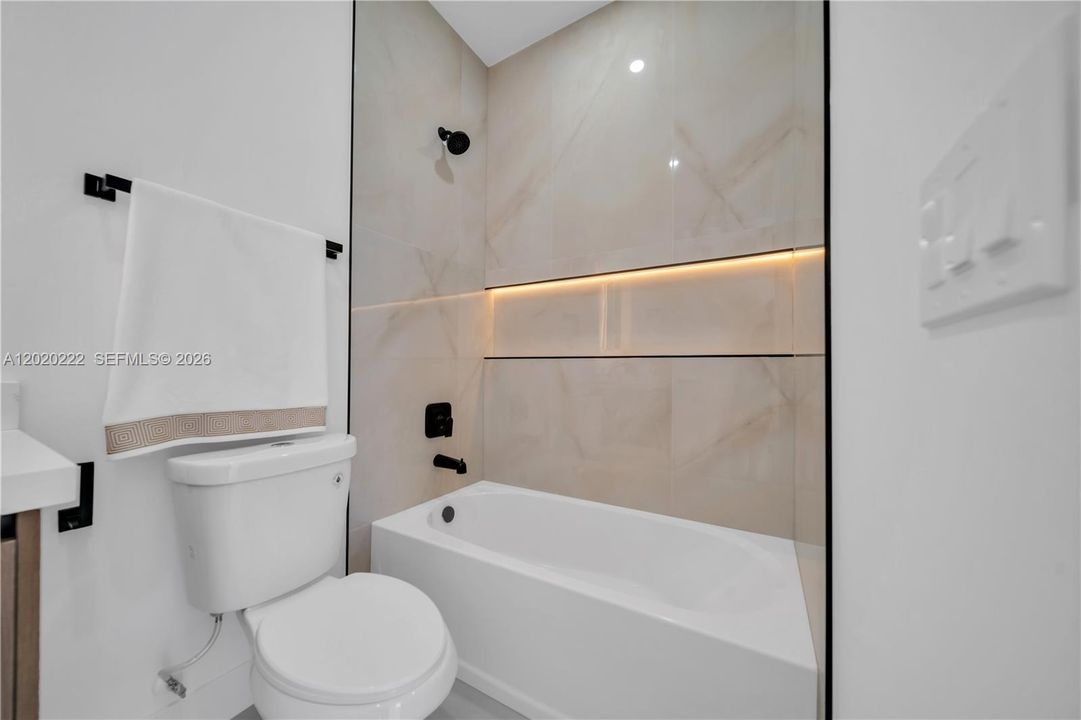 En Venta: $389,900 (4 camas, 3 baños, 1778 Pies cuadrados)