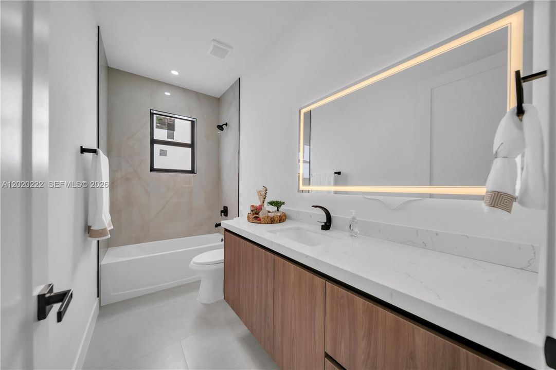 En Venta: $389,900 (4 camas, 3 baños, 1778 Pies cuadrados)