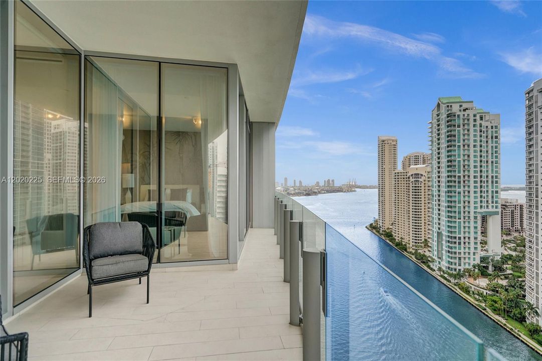 В аренду: $14,950 (2 спален, 3 ванн, 1552 Квадратных фут)