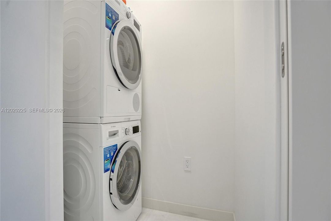В аренду: $14,950 (2 спален, 3 ванн, 1552 Квадратных фут)