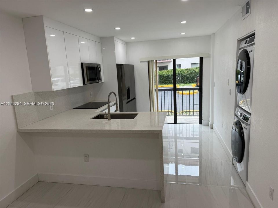 For Rent: $2,300 (2 beds, 2 baths, 812 Square Feet)