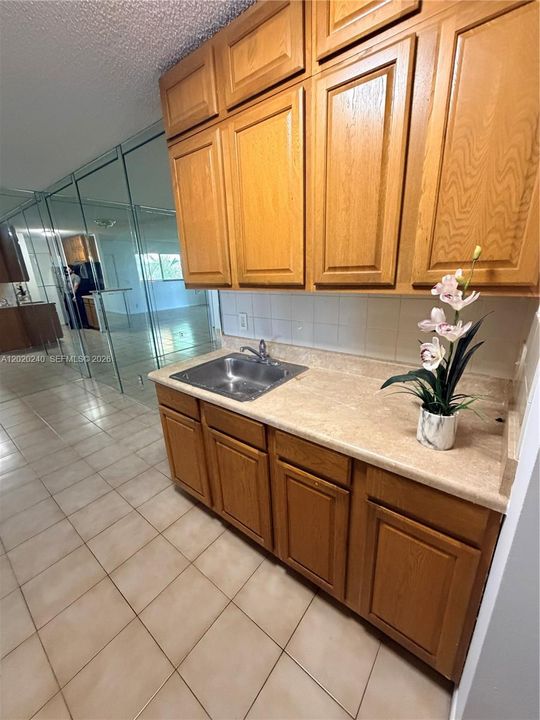 For Sale: $228,000 (2 beds, 2 baths, 887 Square Feet)