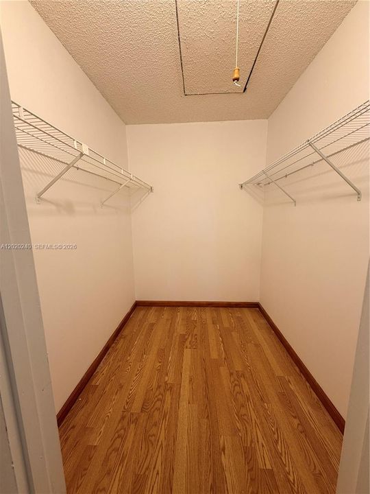 For Sale: $228,000 (2 beds, 2 baths, 887 Square Feet)