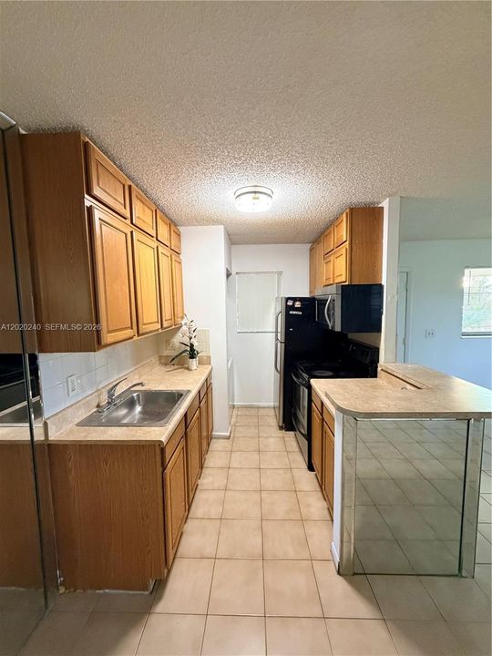 For Sale: $228,000 (2 beds, 2 baths, 887 Square Feet)