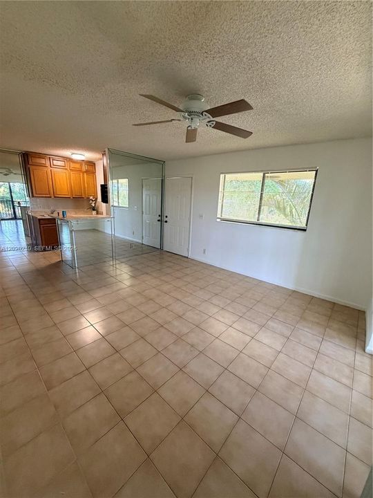 For Sale: $228,000 (2 beds, 2 baths, 887 Square Feet)