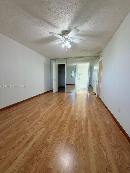 For Sale: $228,000 (2 beds, 2 baths, 887 Square Feet)