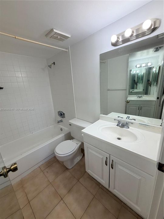 For Sale: $228,000 (2 beds, 2 baths, 887 Square Feet)