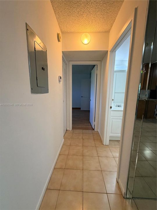 For Sale: $228,000 (2 beds, 2 baths, 887 Square Feet)