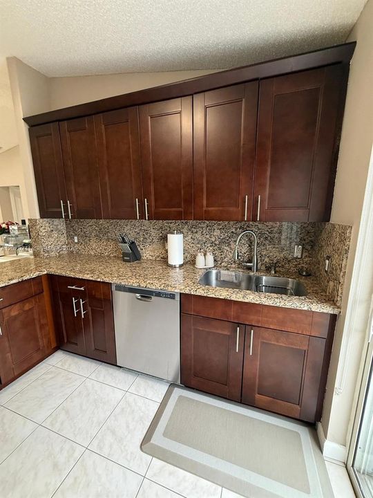 На продажу: $325,000 (2 спален, 2 ванн, 1020 Квадратных фут)