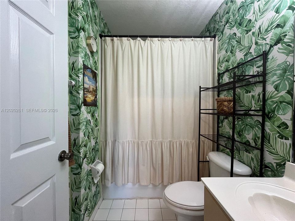 For Sale: $272,000 (2 beds, 2 baths, 817 Square Feet)