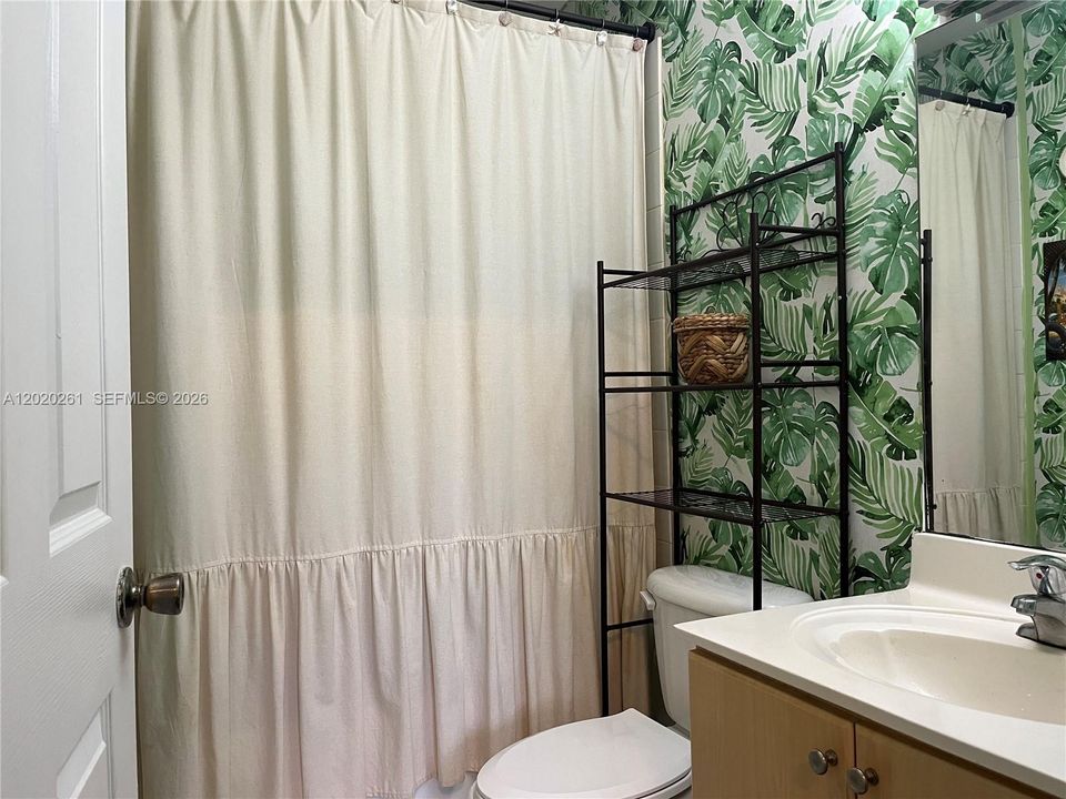 For Sale: $272,000 (2 beds, 2 baths, 817 Square Feet)