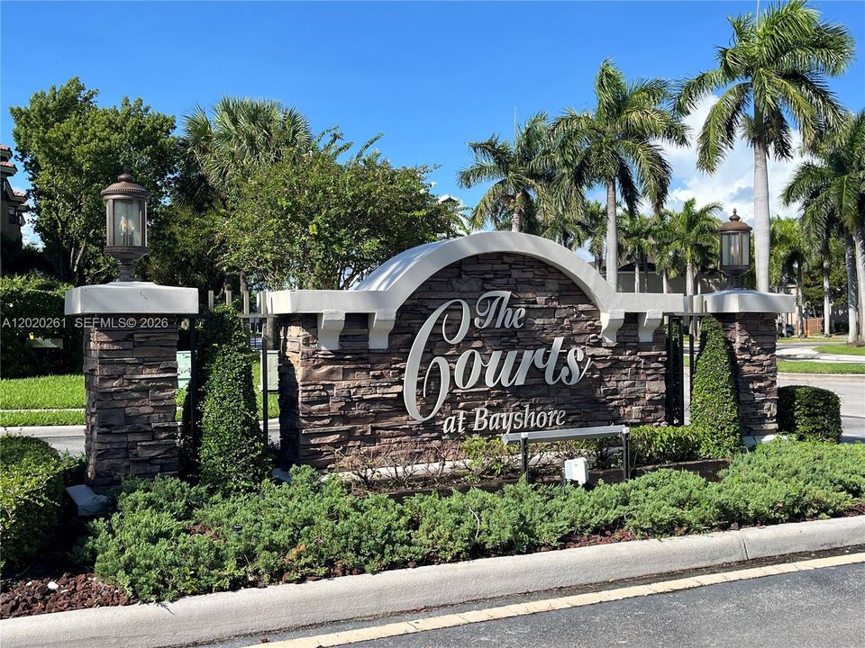 For Sale: $272,000 (2 beds, 2 baths, 817 Square Feet)