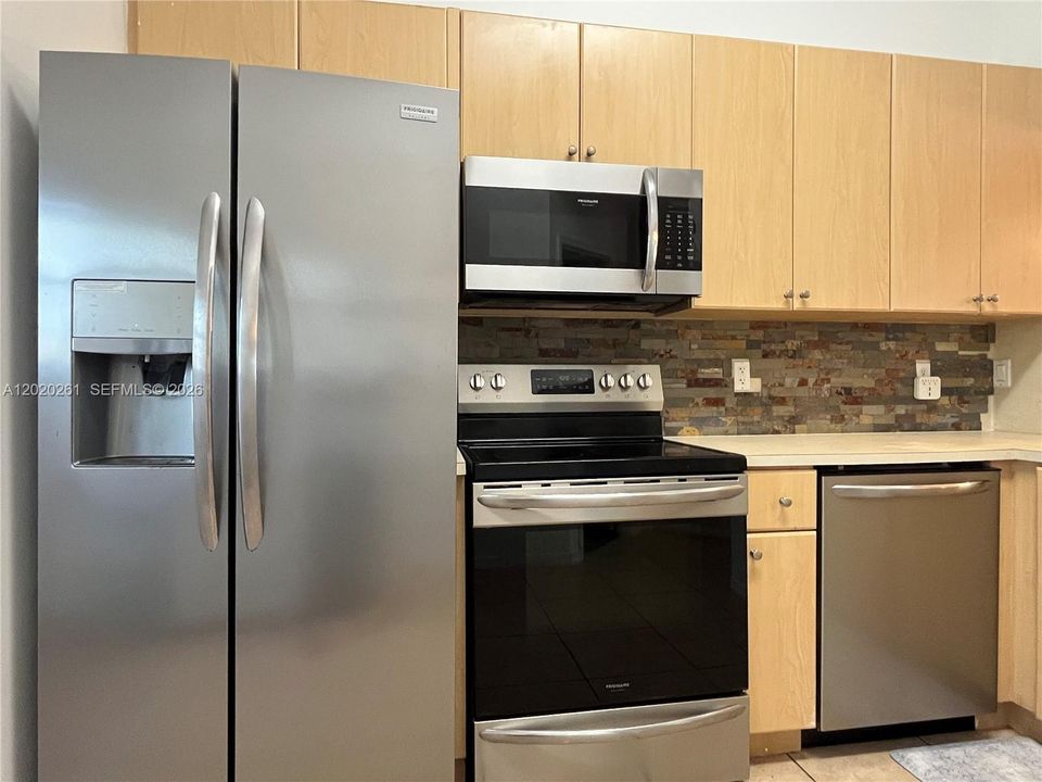 For Sale: $272,000 (2 beds, 2 baths, 817 Square Feet)