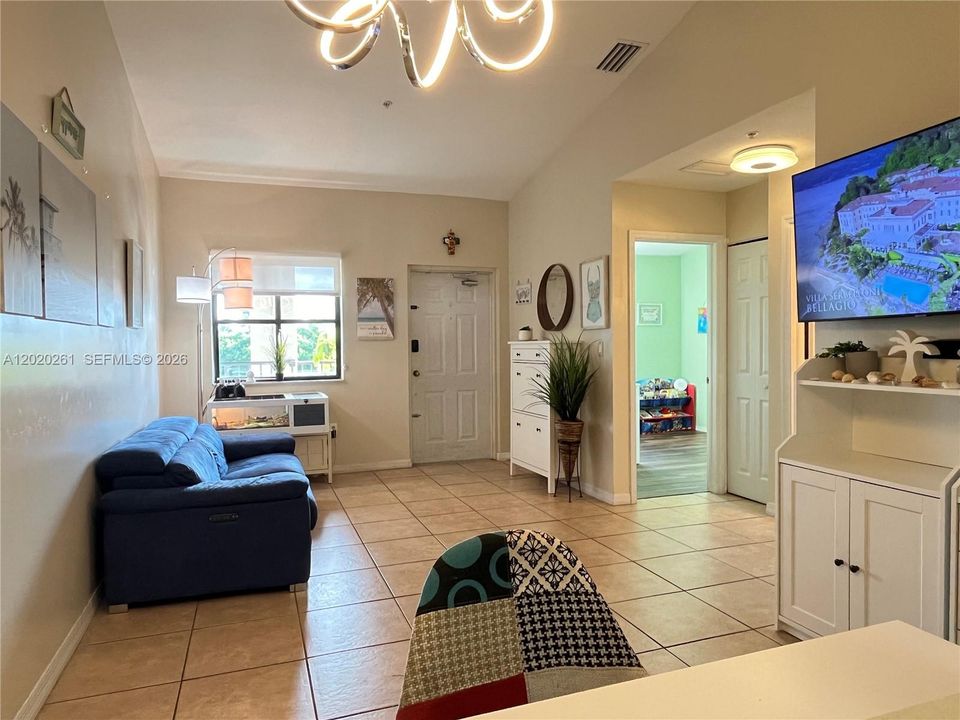 For Sale: $272,000 (2 beds, 2 baths, 817 Square Feet)