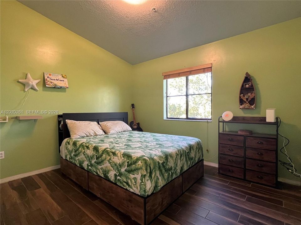 For Sale: $272,000 (2 beds, 2 baths, 817 Square Feet)