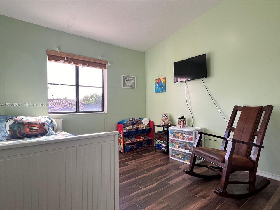 For Sale: $272,000 (2 beds, 2 baths, 817 Square Feet)