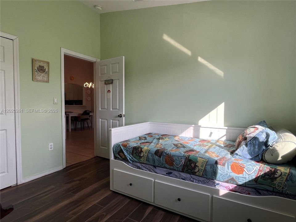 For Sale: $272,000 (2 beds, 2 baths, 817 Square Feet)