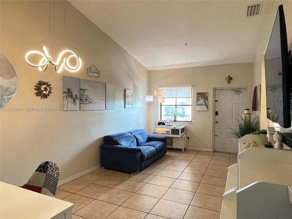 For Sale: $272,000 (2 beds, 2 baths, 817 Square Feet)