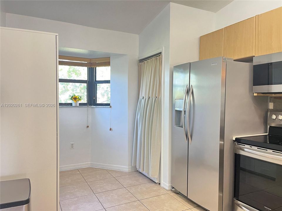 For Sale: $272,000 (2 beds, 2 baths, 817 Square Feet)