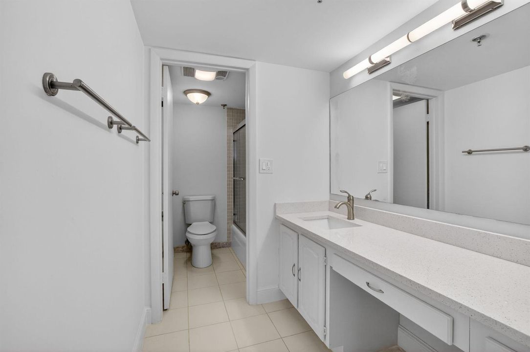 09 Primary Bathroom