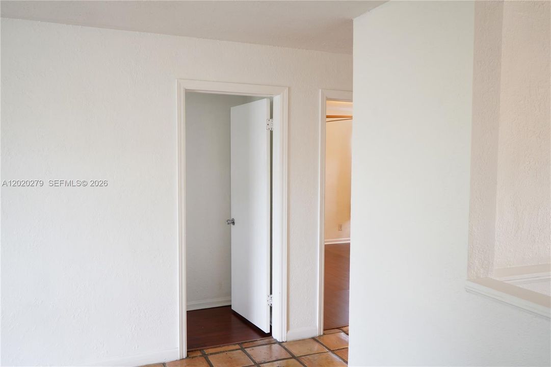 На продажу: $389,999 (2 спален, 1 ванн, 856 Квадратных фут)