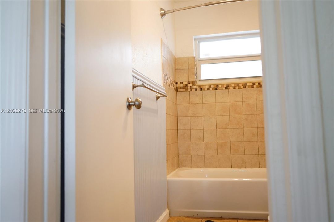 На продажу: $389,999 (2 спален, 1 ванн, 856 Квадратных фут)