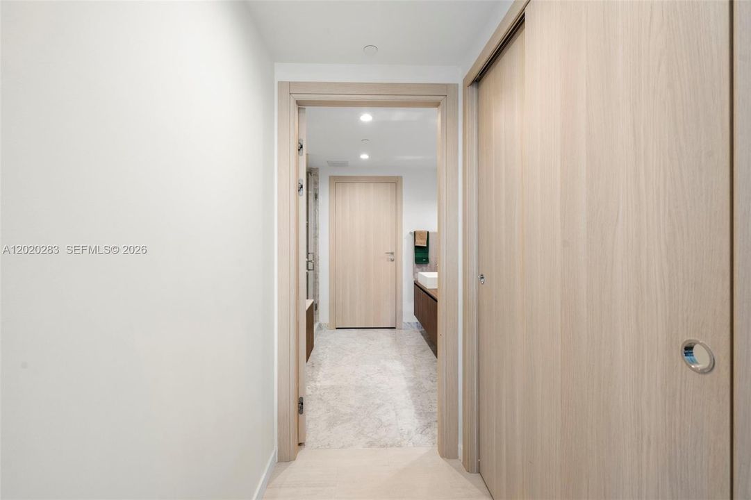 合同活跃: $5,200 (1 贝兹, 1 浴室, 870 平方英尺)