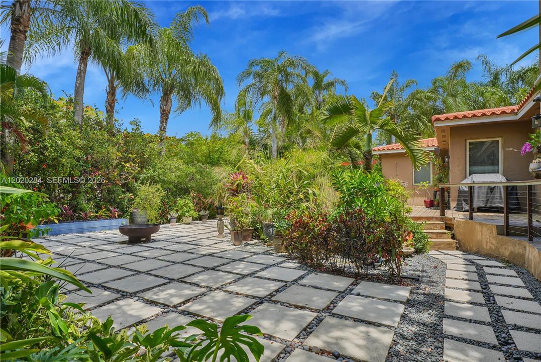 For Sale: $1,900,000 (4 beds, 3 baths, 2475 Square Feet)