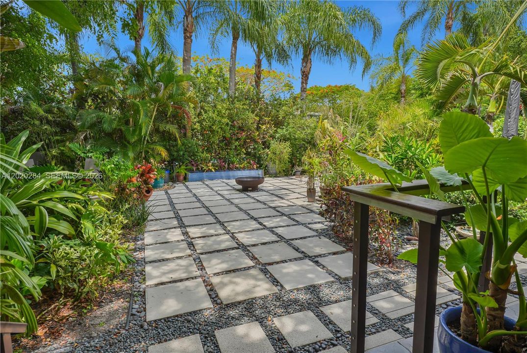 For Sale: $1,900,000 (4 beds, 3 baths, 2475 Square Feet)