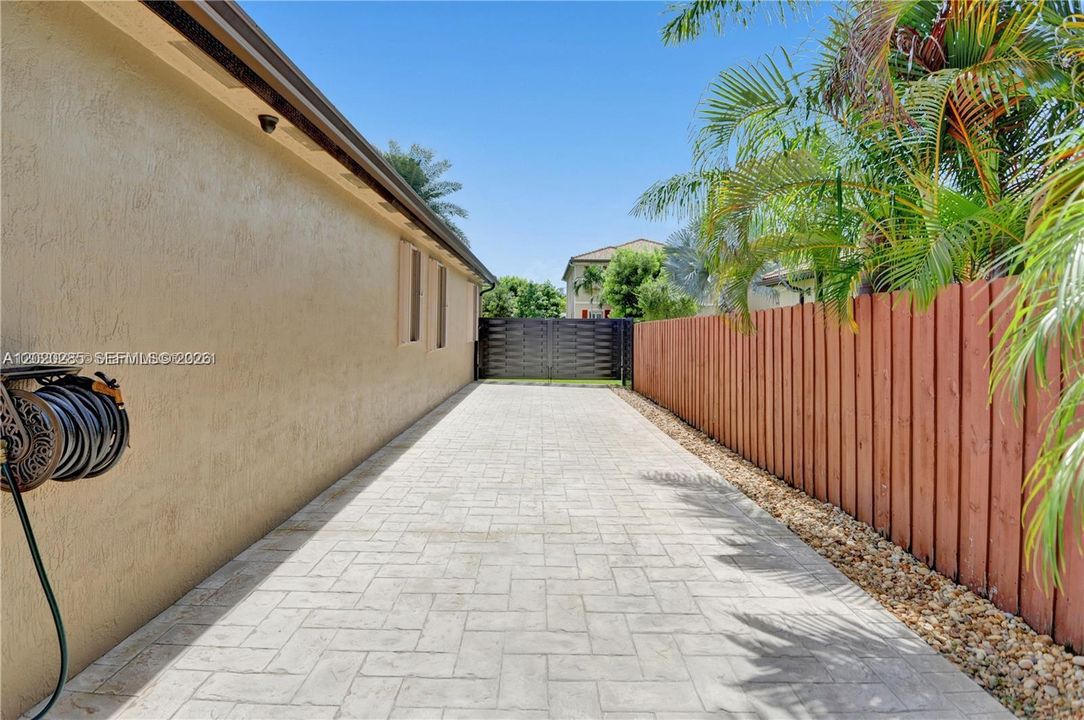 For Sale: $950,000 (4 beds, 3 baths, 2293 Square Feet)
