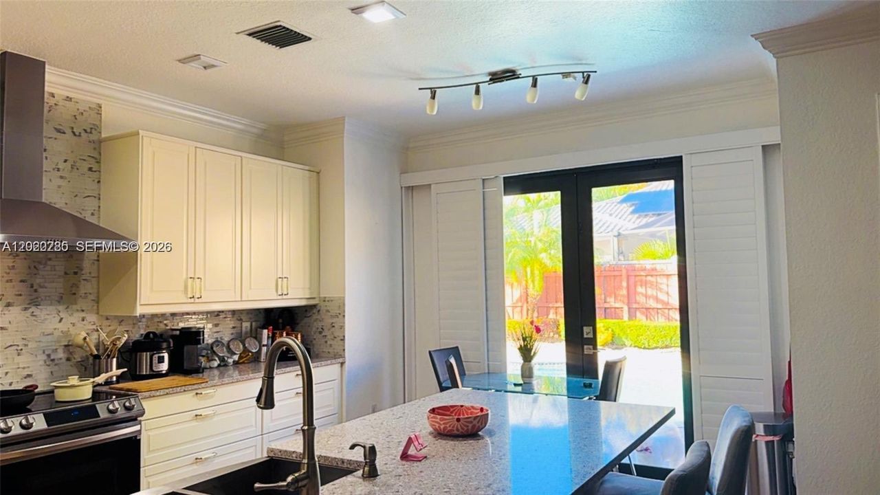 For Sale: $950,000 (4 beds, 3 baths, 2293 Square Feet)
